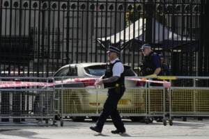 Londra, auto si schianta contro i cancelli di Downing Street