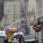 Incendio a Parigi, crolla la facciata di un palazzo: dispersi e feriti