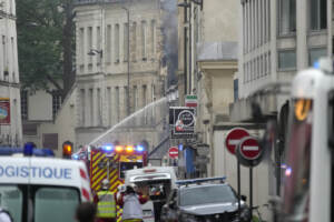 Incendio a Parigi, crolla un palazzo in centro