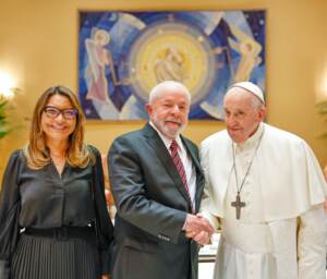 Vaticano, l’abbraccio tra Papa Francesco e Lula