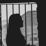 Ilaria Salis, l’anarchica in carcere in Ungheria: “In cella al guinzaglio”