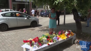 Pomigliano d’Arco, fiori e messaggi sulla panchina dove è stato ucciso Frederick