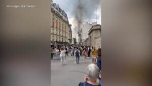 Parigi, i passanti guardano l’incendio in rue Saint-Jacques