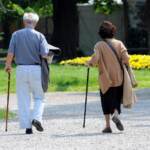 Caldo e sole, il decalogo per gli anziani