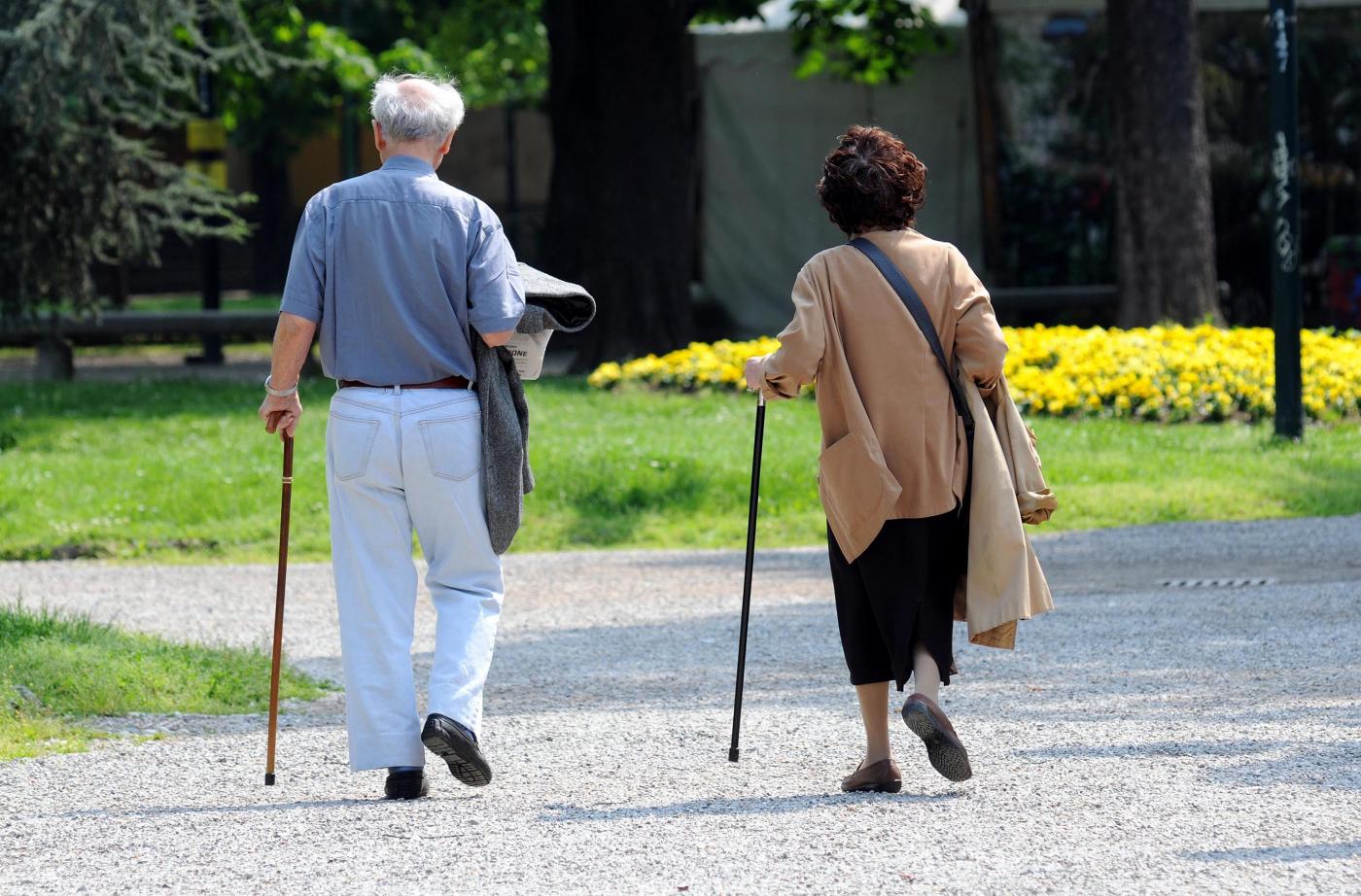 Caldo e sole, il decalogo per gli anziani