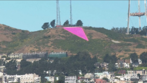 San Francisco, svetta l’enorme “triangolo rosa” del Pride