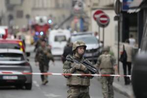 Incendio a Parigi, esplode palazzo: 2 dispersi e almeno 30 feriti