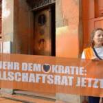 Germania, Last Generation imbratta sede Deutsche Bank a Chemnitz