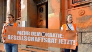 Germania, Last Generation imbratta sede Deutsche Bank a Chemnitz