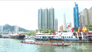 Cina, a Hong Kong la gara annuale di dragon boat