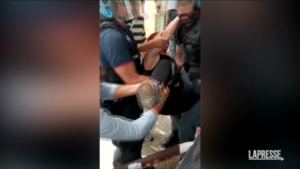 Roma, occupato stabile: polizia solleva con la forza una donna