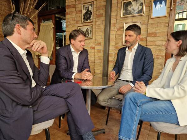 A Campobasso incontro Schlein, Conte e Fratoianni fra abbracci e battute