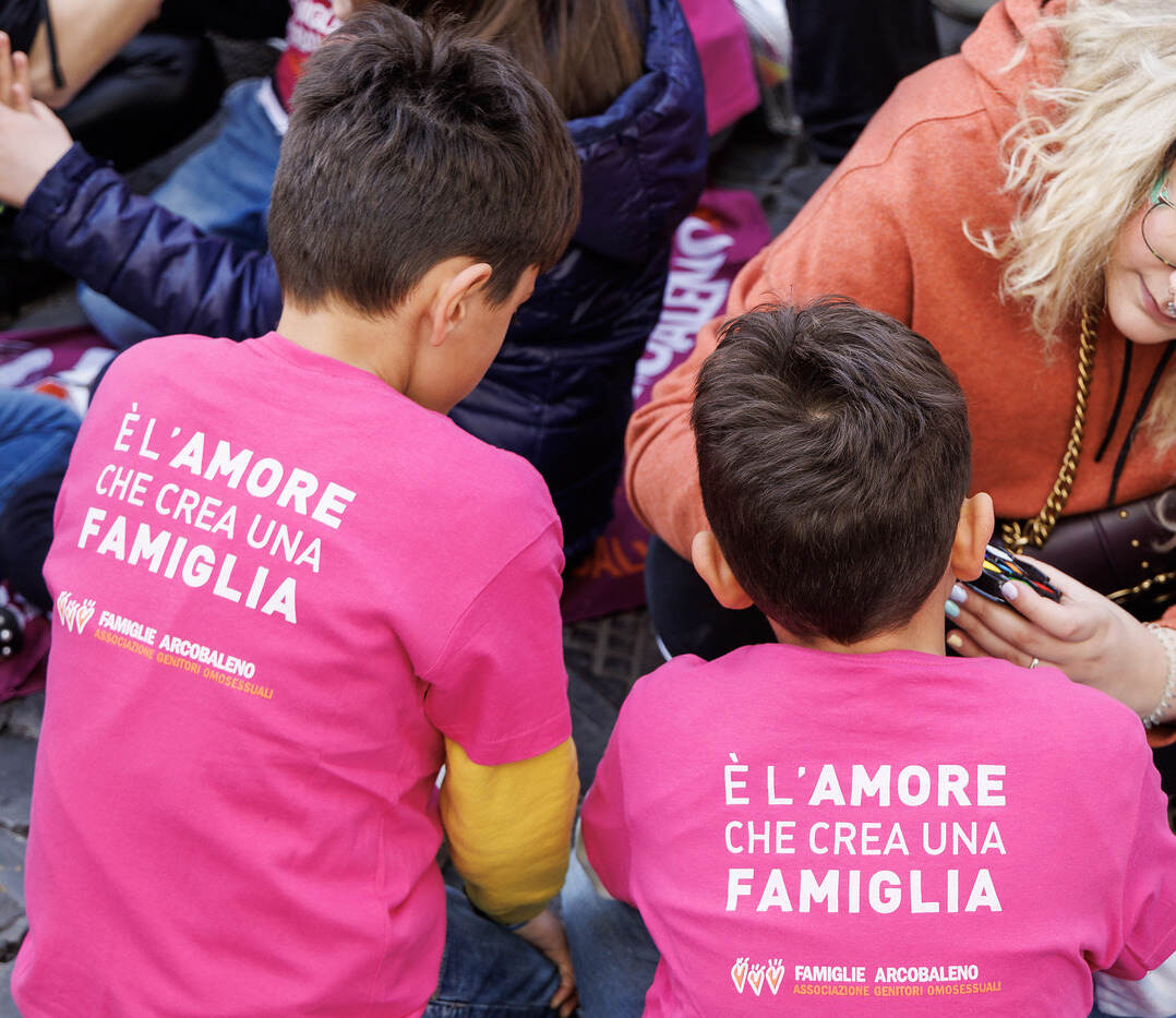 Maternità surrogata, tribunale Milano annulla atto nascita figlio di coppia gay