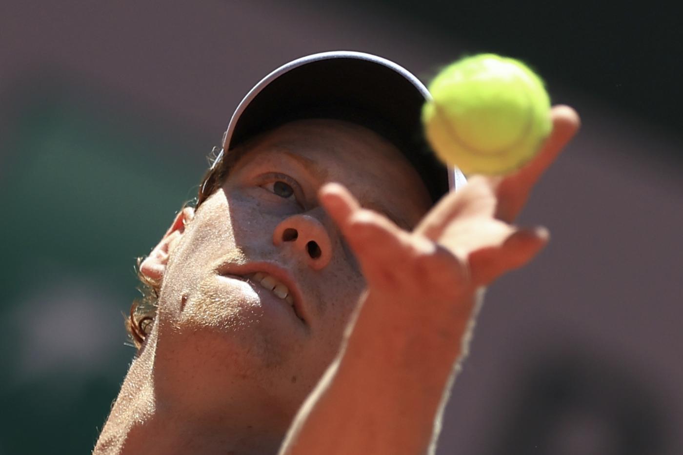 Tennis, Sinner abbandona il torneo di Halle per infortunio Tennis, Sinner abbandona il torneo di Halle per infortunio