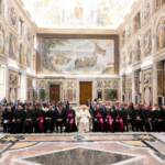 Vaticano, Papa Francesco incontra gli artisti: “Non dimenticatevi dei poveri”