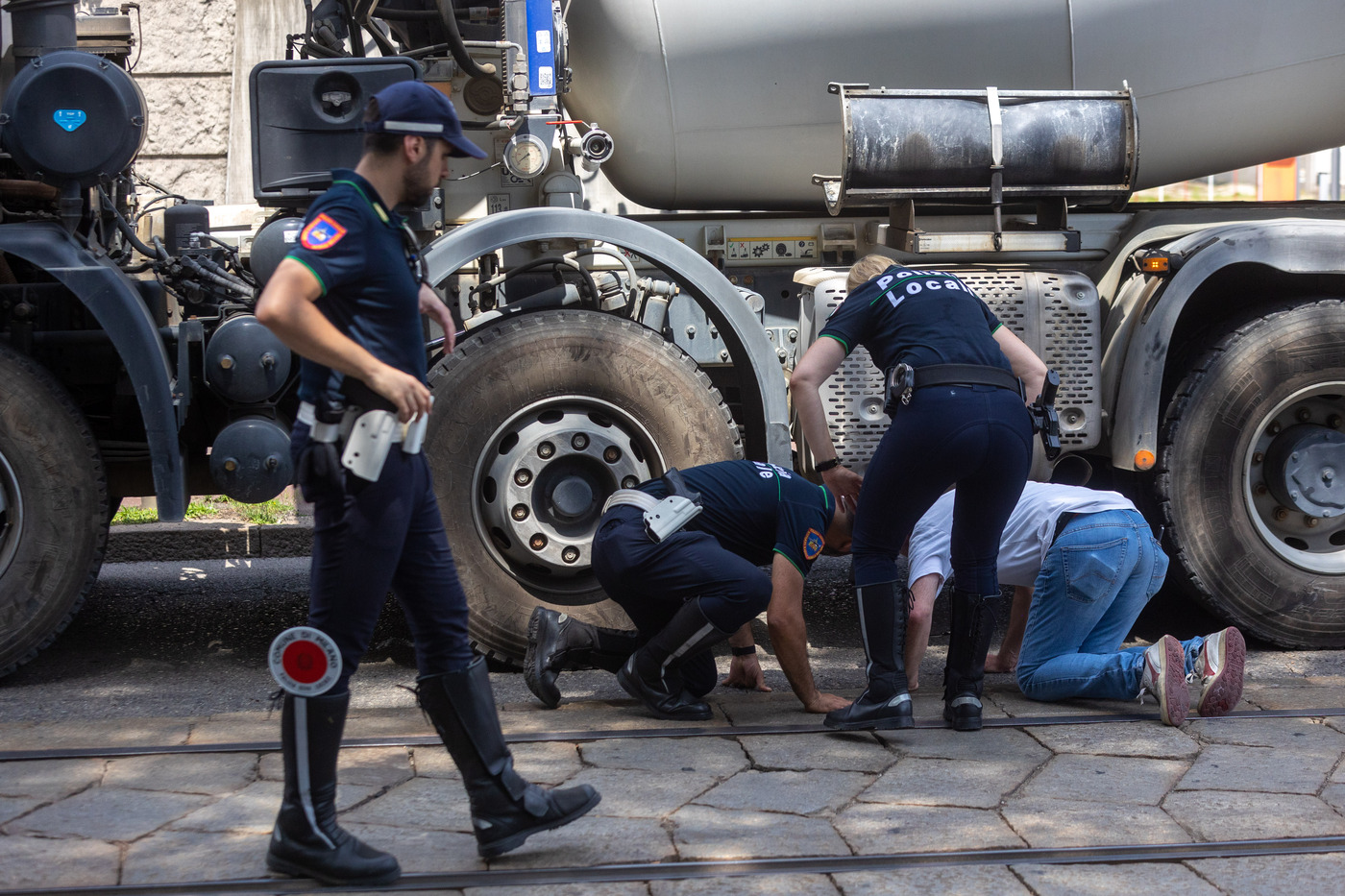Milano, ciclisti bloccano piazzale Loreto dopo morte donna