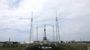 Spazio, SpaceX lancia in orbita 56 satelliti