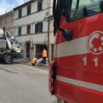Ancona, betoniera sfonda parete di una casa: grave il camionista