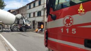 Ancona, betoniera sfonda parete di una casa: grave il camionista