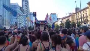 Milano, onda arcobaleno al Pride