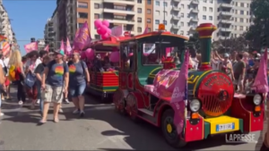 Pride a Milano, 300mila in piazza: cori, striscioni, carri colorati
