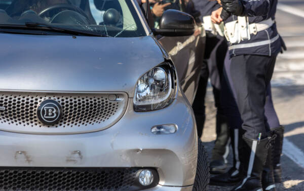 Ciclista investito da un'auto in via Corelli a Milano