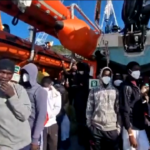 Migranti, 170 persone sbarcate al porto di Salerno