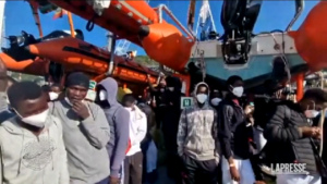Migranti, 170 persone sbarcate al porto di Salerno
