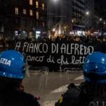Cospito, disordini in corteo a Milano: arrestati 6 anarchici