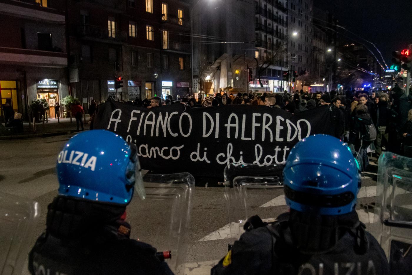 Cospito, disordini in corteo a Milano: arrestati 6 anarchici