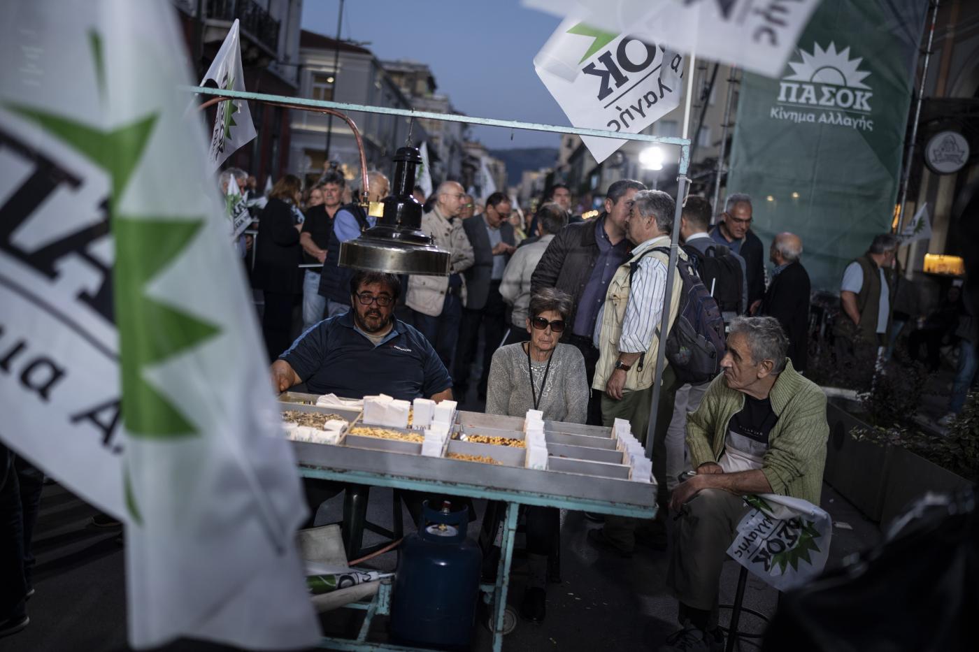 Grecia, pietre e molotov contro sede partito socialista panellenico