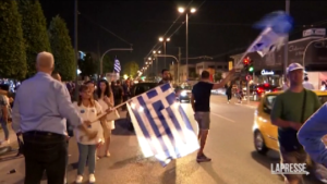 Grecia, i sostenitori di Nea Dimokratia celebrano la vittoria alle elezioni