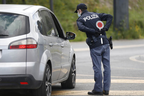 Pasquetta, controlli della polizia per gli spostamenti: posto di blocco sulla via del Mare