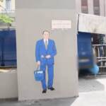 Milano, curiosi davanti al murale di Silvio Berlusconi