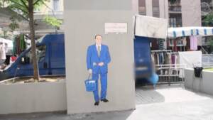 Milano, curiosi davanti al murale di Silvio Berlusconi