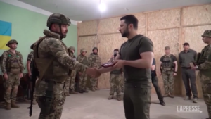 Ucraina, Zelensky in visita ai soldati al fronte nel Donetsk