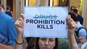 Giornata mondiale contro droghe, protesta di +Europa a convegno con Meloni