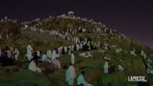 Arabia Saudita, Hajj: pellegrini scalano monte Arafat