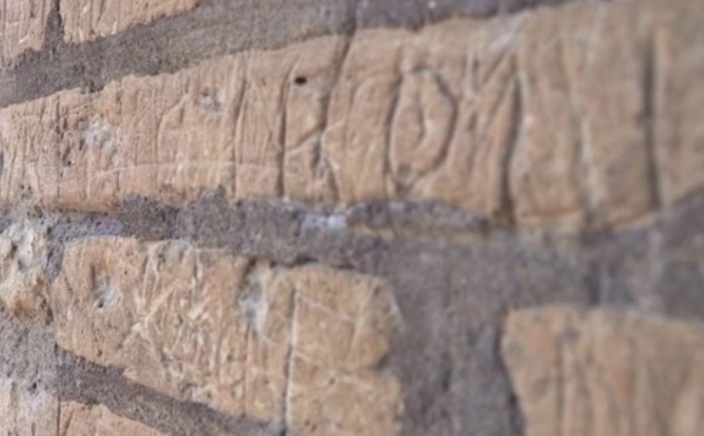 Incide nome fidanzata sul Colosseo, la polemica e le reazioni