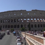 Incide nome fidanzata sul Colosseo, la reazione dei turisti