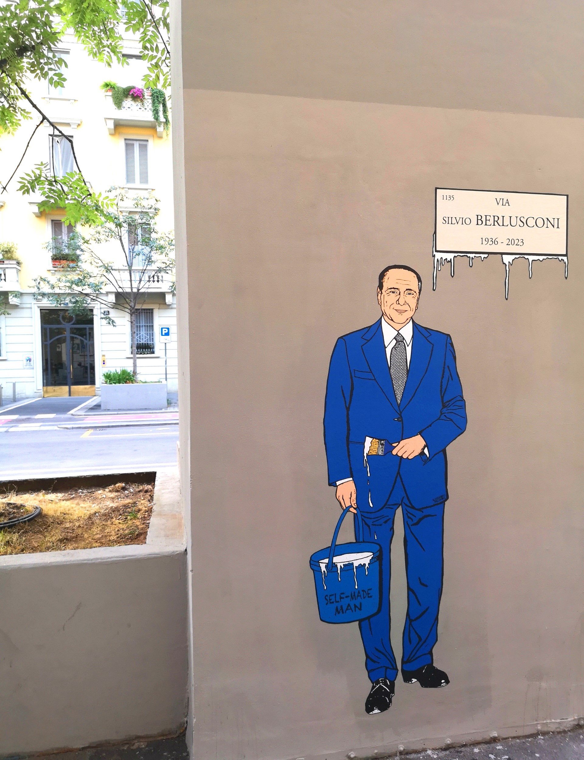 Milano, spunta murale di Palombo con ‘Via Silvio Berlusconi’ Milano, spunta murale di Palombo con ‘Via Silvio Berlusconi’