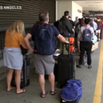 Usa, voli cancellati e ritardi: la coda infinita all’aeroporto di Los Angeles