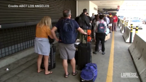 Usa, voli cancellati e ritardi: la coda infinita all’aeroporto di Los Angeles