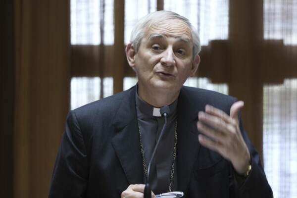 Il cardinale Matteo Zuppi, capo della Cei in conferenza stampa in Vaticano