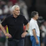 Roma, a Mourinho 10 giorni di stop e multa per lite con arbitro