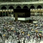 Islam, fedeli girano attorno alla Kaaba a La Mecca