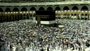 Islam, fedeli girano attorno alla Kaaba a La Mecca