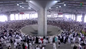 Arabia Saudita, milioni di fedeli in pellegrinaggio verso La Mecca
