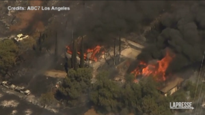 California, incendi boschivi danneggiano case e auto