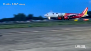 Filippine, aereo effettua un atterraggio di emergenza